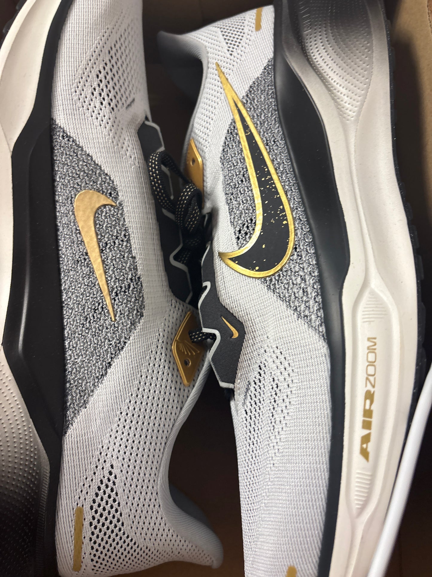 Nike Air Zoom Pegasus 41, Gold/weiss/schwarz, Größe 47,5