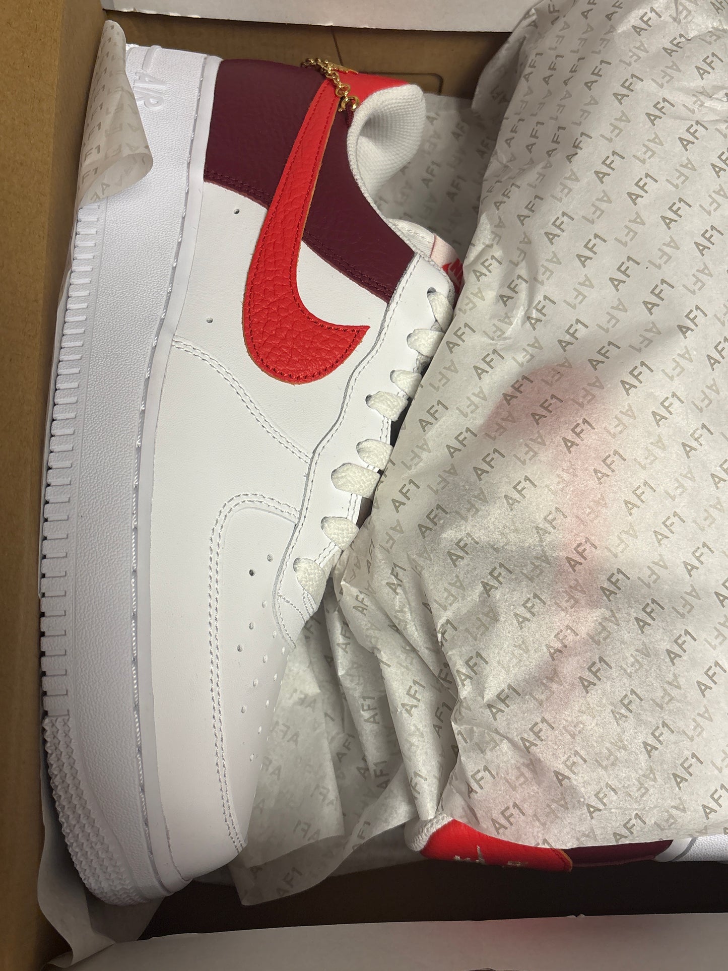 Nike Air Force 1 ´07 in weiss/weinrot/rot, mit goldener Kette, Größe 44,5
