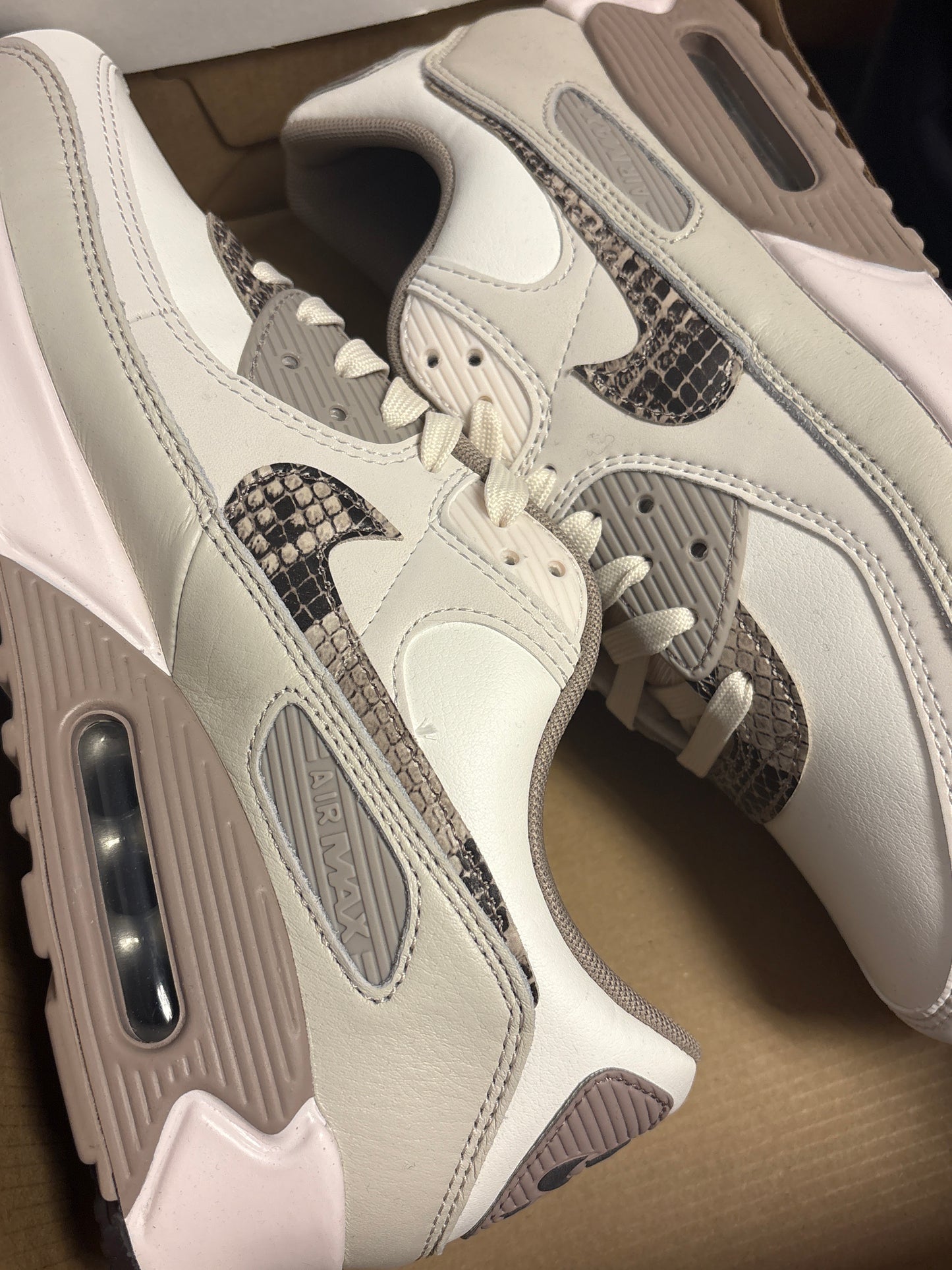 Nike Air Max 90, weiss/grau mit Schlangenmuster in Größe 42,5