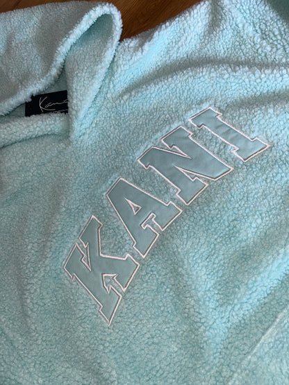 Karl Kani Plüsch Hoodie in hellblau mit großem Schriftzug, Größe M