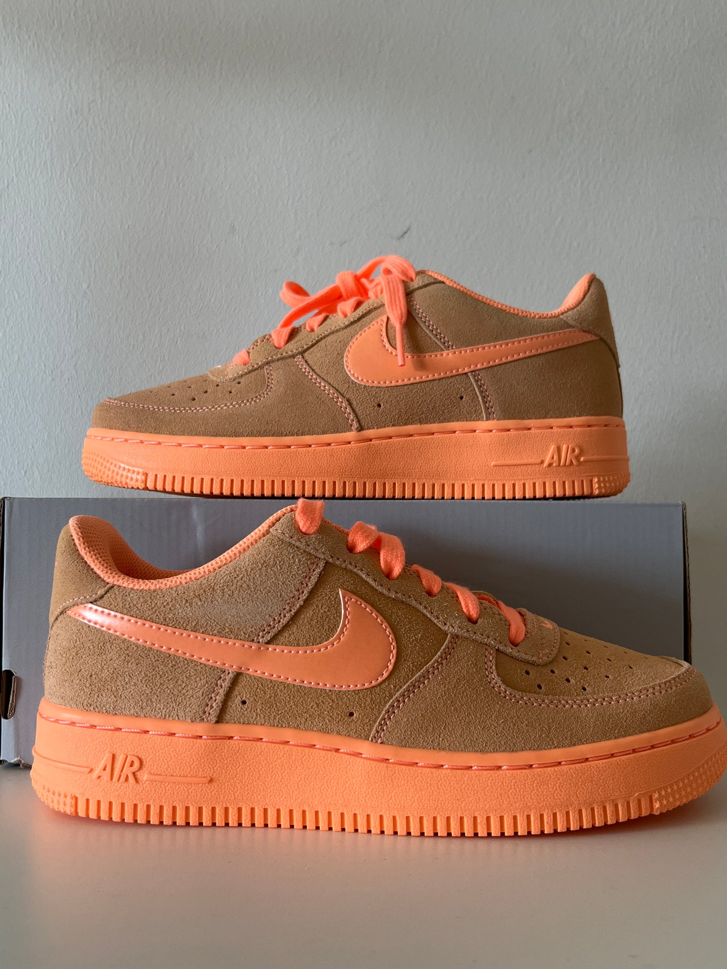 Nike Air Force 1 in hellbraun/neon orange, Größe wählbar