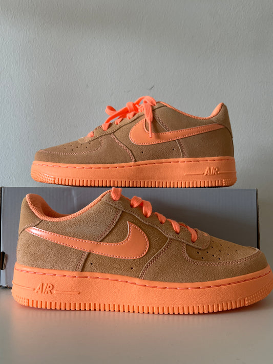 Nike Air Force 1 in hellbraun/neon orange, Größe wählbar