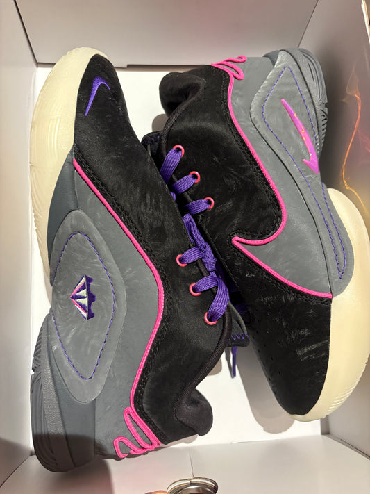 Nike Lebron XXII, in schwarz/lila/grau, Größe 38