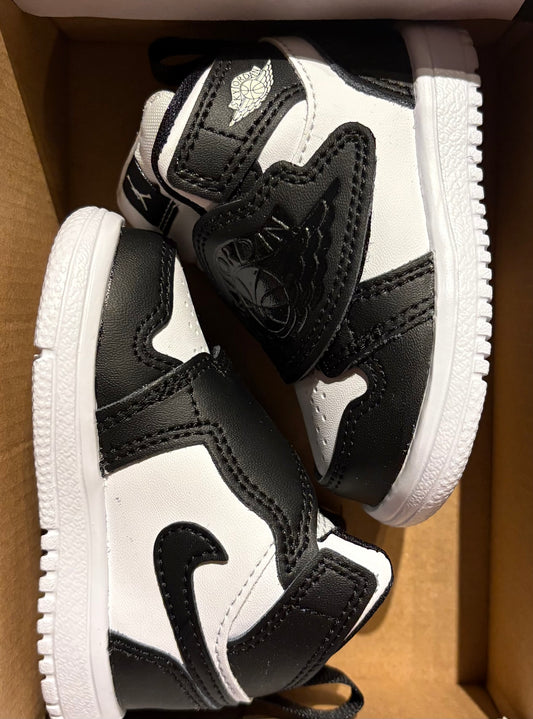Nike Sky Jordan 1, in schwarz/weiss, Größe wählbar