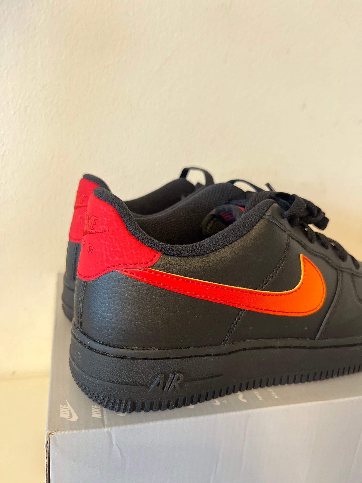 Nike Air Force 1 Low in schwarz mit rot/orangenem Swoosh (Farbverlauf), Größe 38