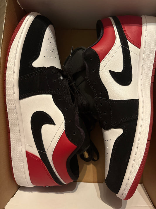Nike Air Jordan 1 Low Größe wählbar in rot/schwarz/weiss / Kappe weiss