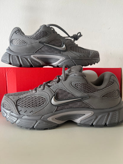 Nike V5 RNR in Grautönen, Größe 38,5