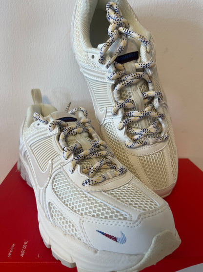Nike Zoom Vomero 5 in creme/beige mit bunten Schnürsenkel, Größe 38