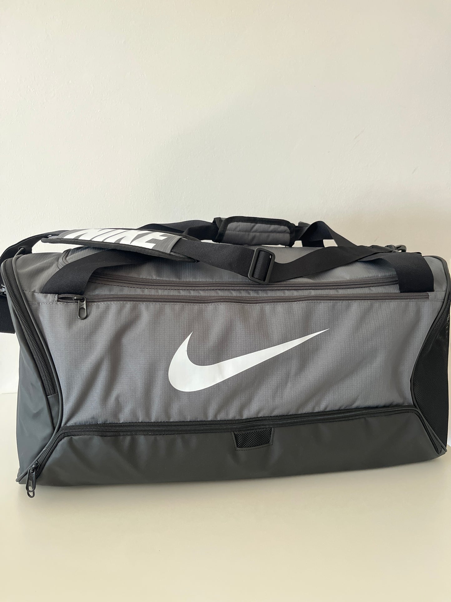 Nike Sporttasche in schwarz/grau, 60 Liter
