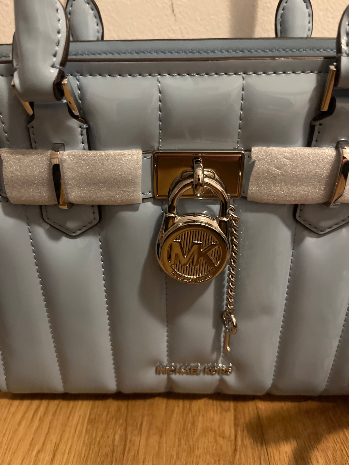 Michael Kors Hamilton Tasche klein in hellblau glänzend