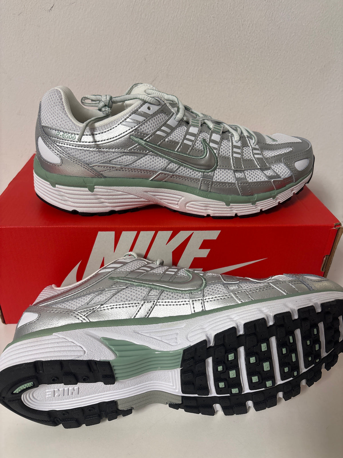 Nike P-6000 in grünton/weiss/silber, Größe wählbar