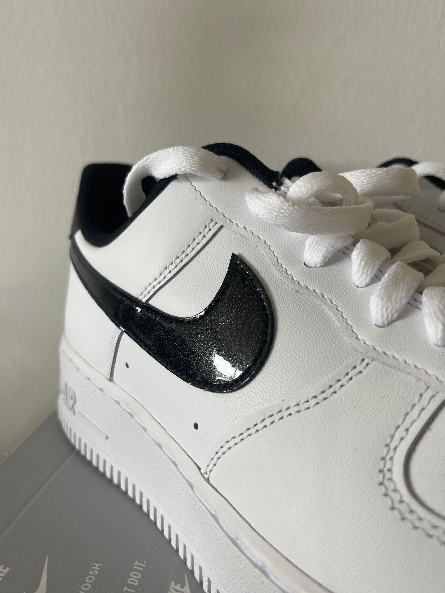 Nike Air Force 1 '07 LV8 in weiß/schwarz(glitzer), Größe 44,5