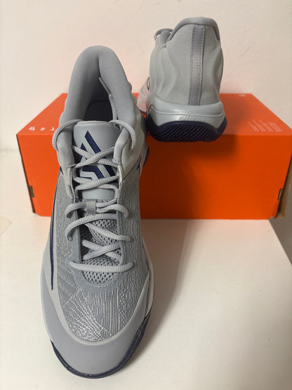 Nike Giannis Immortality 4, in grau/dunkelblau, Größe 44,5