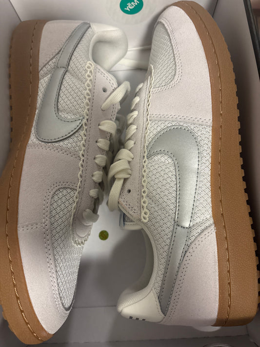 Nike General Field, weiss/silber/braun in Größe 42,5