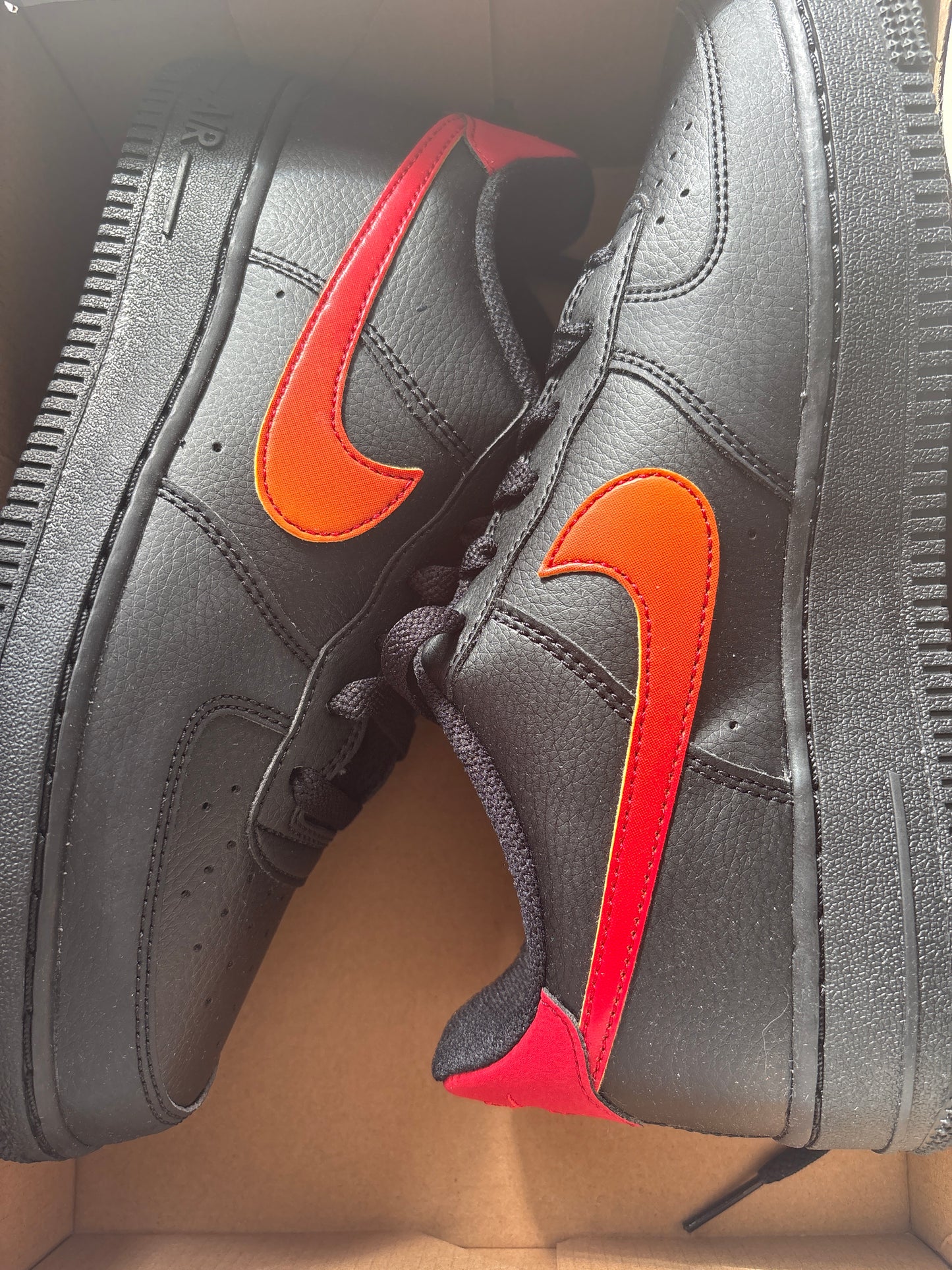 Nike Air Force 1, schwarz/rotorange, Größe 38