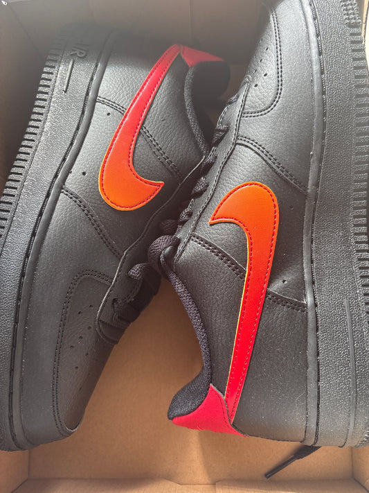 Nike Air Force 1, schwarz/rotorange, Größe 38