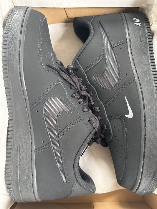Nike Air Force 1 in schwarz/Muster, Größe wählbar