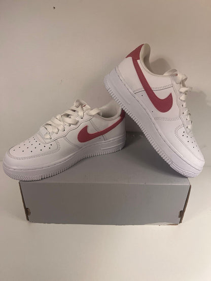 Nike Airforce 1 ´07 in weiss mit Brombeerfarbenem Logo Größe 35,5