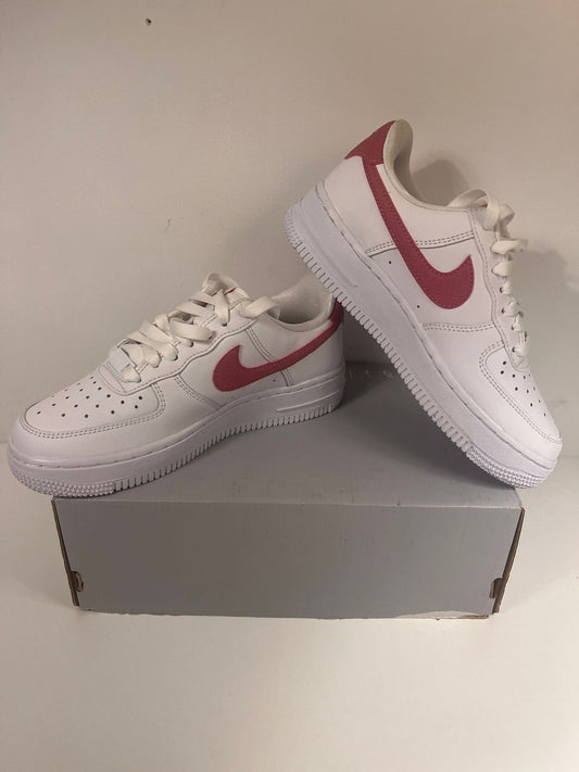 Nike Air Force 1 ´07 in weiss mit Brombeerfarbenem Logo Größe 35,5