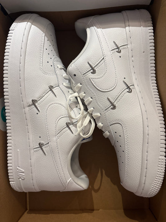 Nike Airforce 1 weiss mit silbernen Nike Logos, Größe wählbar