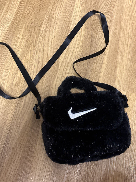 Nike Umhängetasche schwarz klein mit Fell