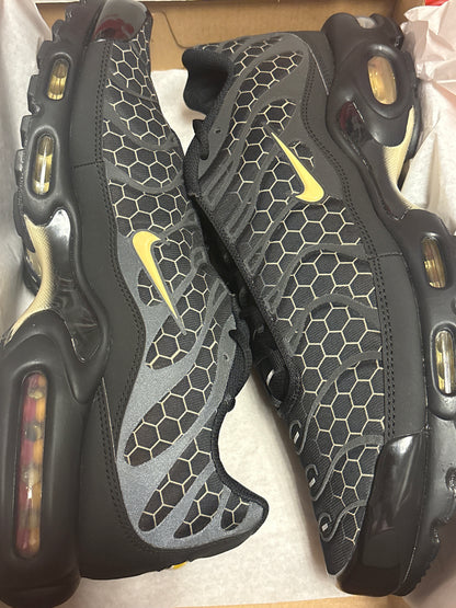 Nike Air Max Plus in schwarz mit Bienenwaben, Größe 48,5