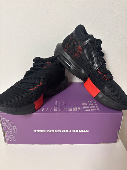 Nike Lebron Witness VIII, in schwarz/rot, Größe 45