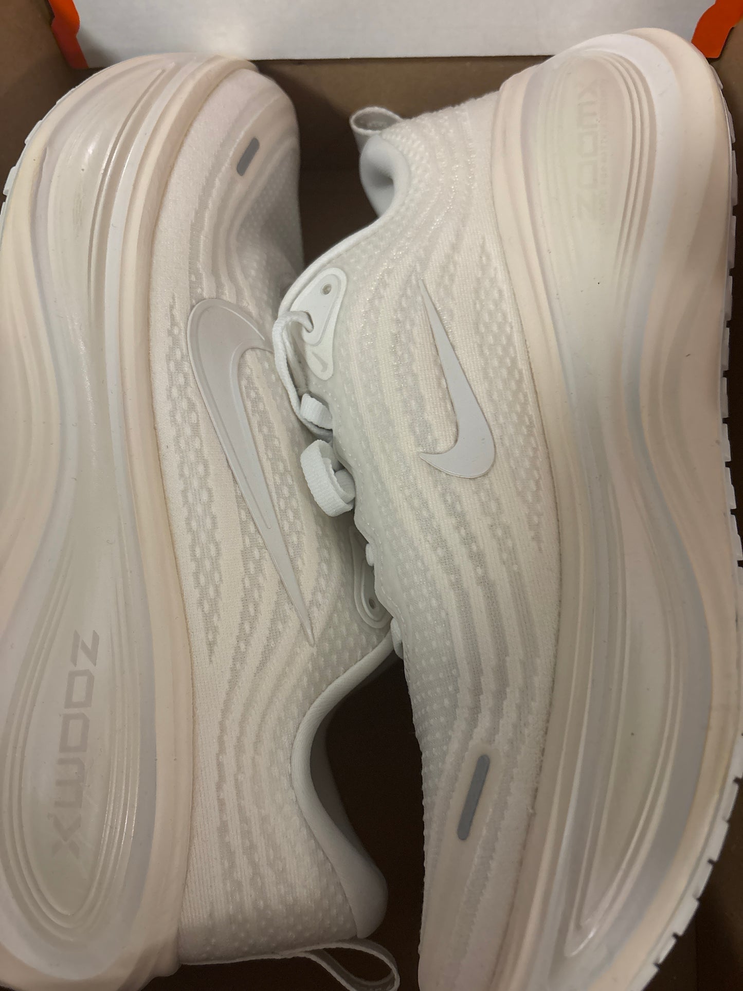 Nike Vomero Plus in beige, Größe 43