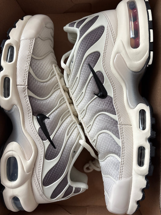 Nike Air Max Plus TN in Creme/schwarz, Gr. 40