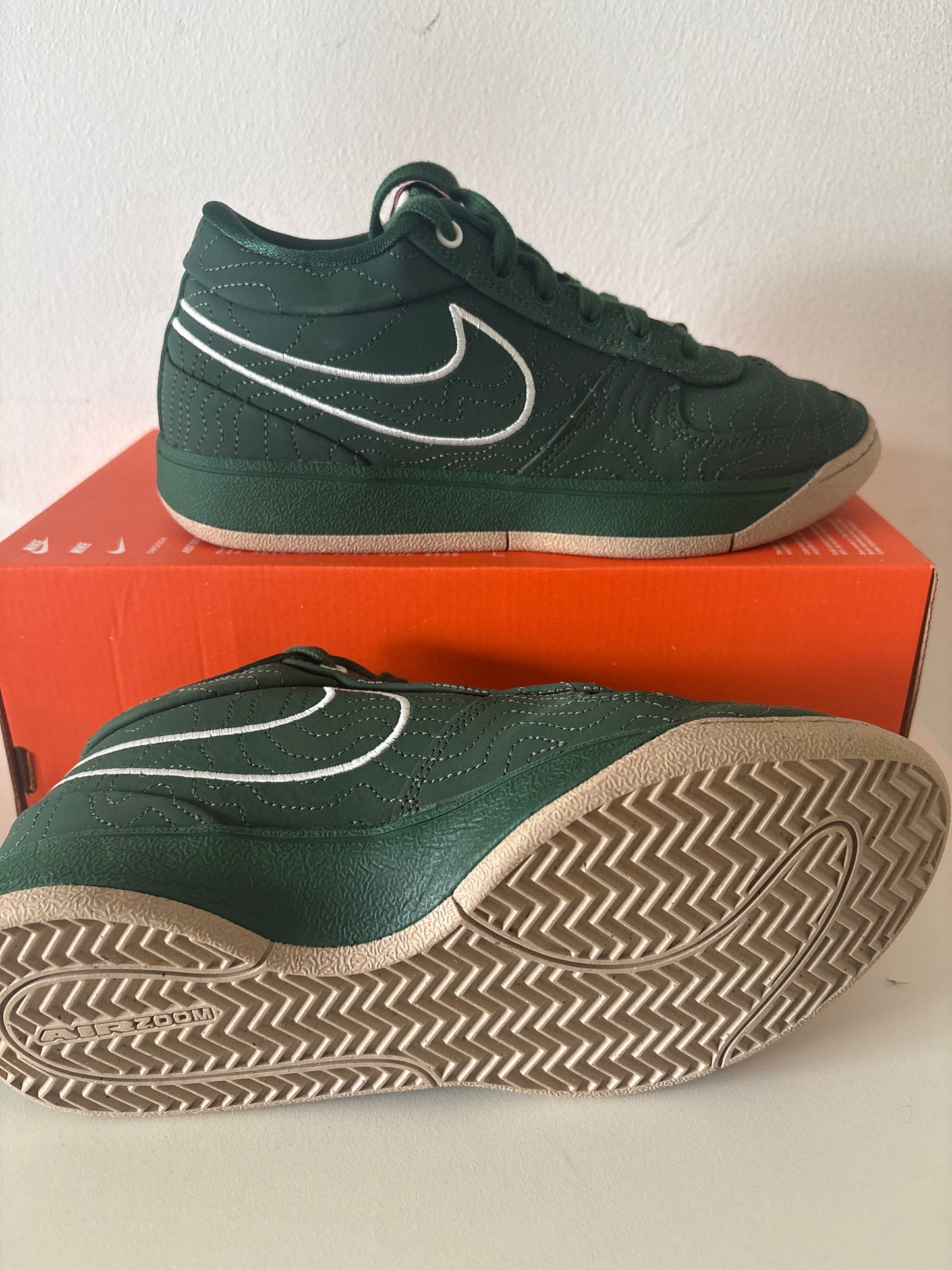 Nike Book 1, in dunkelgrün, Größe wählbar