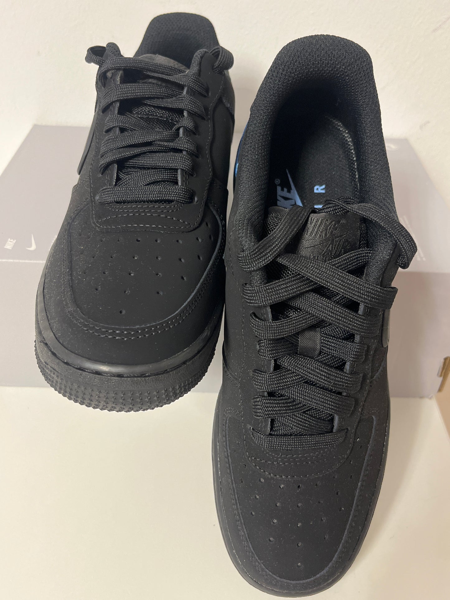 Nike Air Force 1 '07 in schwarz mit blauen Details , Größe 39
