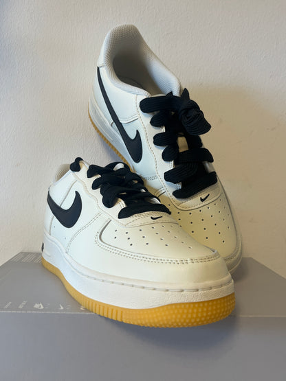 Nike Air Force 1 LV8 3 creme/schwarz/hellbraun, Größe 38,5