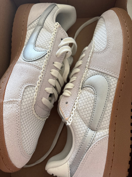 Nike General Field, grau/braun in Größe 42