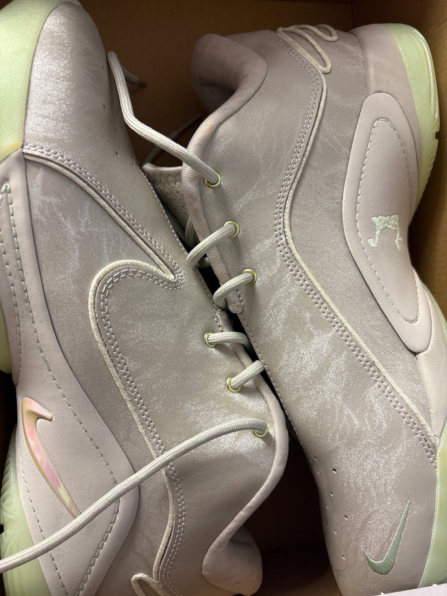 Nike Lebron XXII, in beige/grau/grün, Größe 40