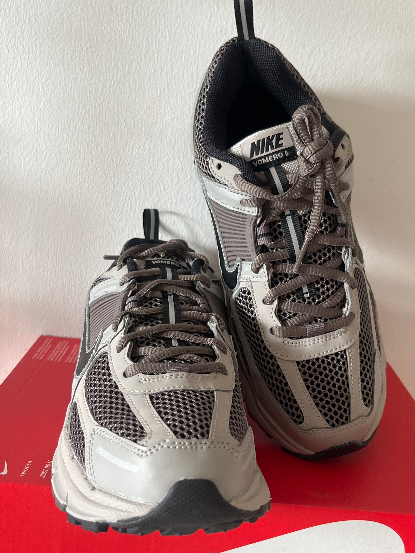 Nike Vomero 5 in brauntönen/schwarz/grau, Größe 39