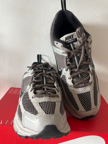 Nike Vomero 5 in brauntönen/schwarz/grau, Größe 39
