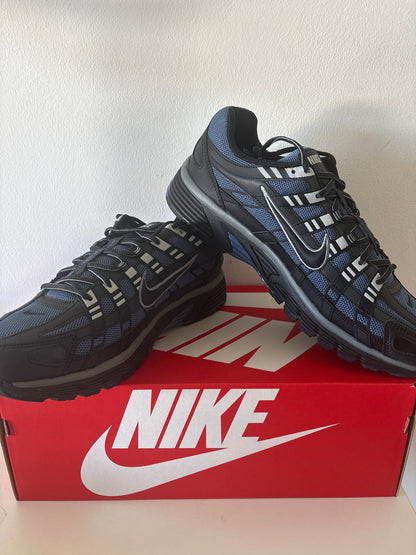 Nike P-6000 in schwarz/blau, Größe 38,5