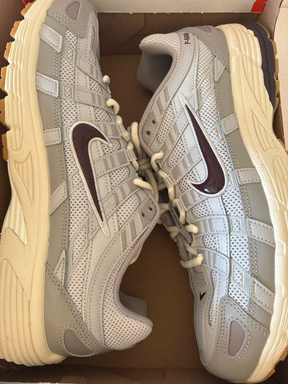 Nike P-6000 in grau/weiss/Burgunder, Größe 46