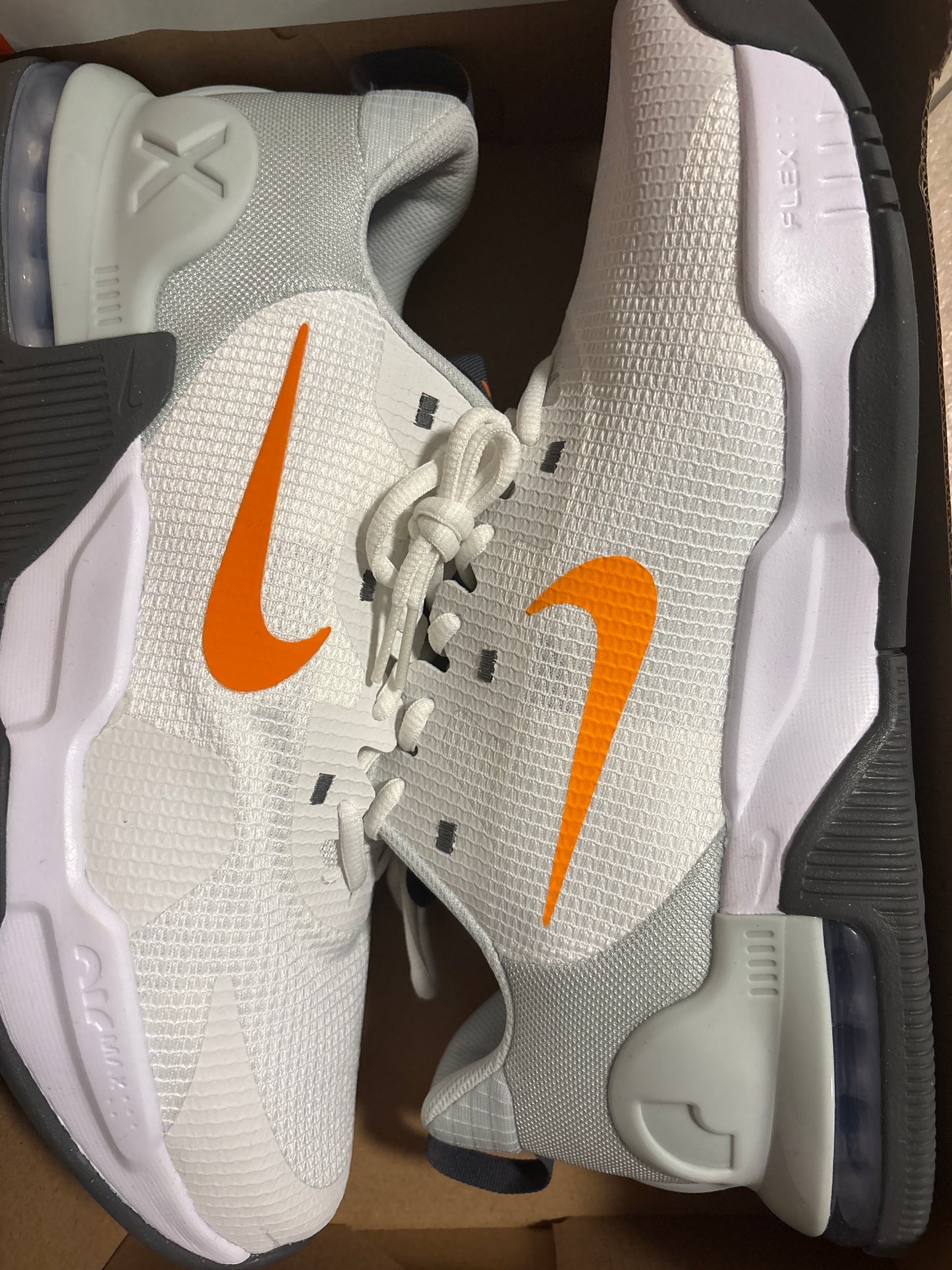 Nike Air Max Alpha Trainer 5, in weiss/grau/orange, Größe 40