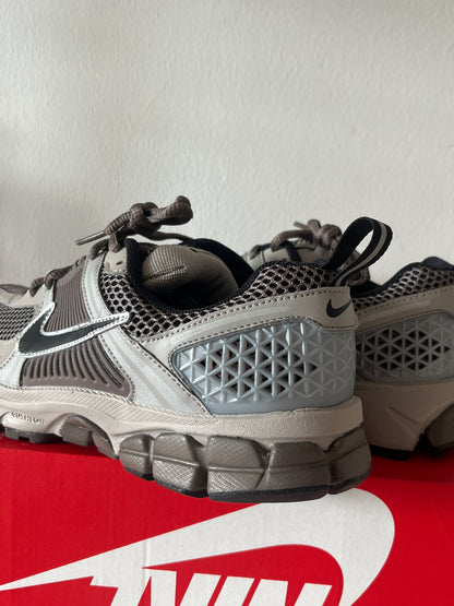 Nike Vomero 5 in brauntönen/schwarz/grau, Größe 39