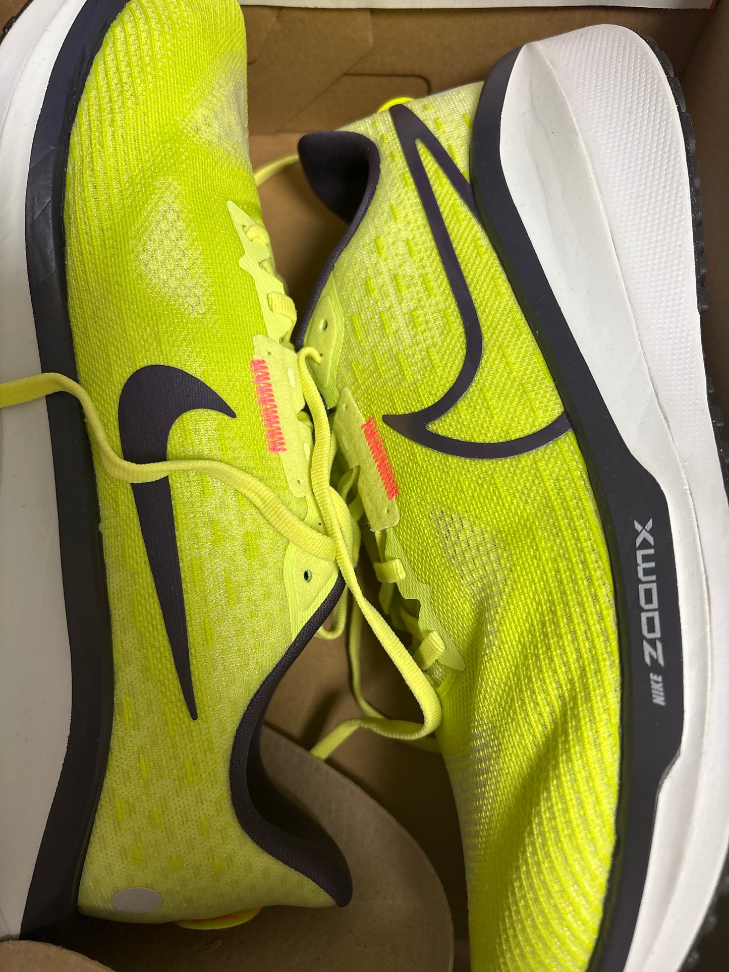 Nike Vomero 17 in gelb/weiss/schwarz, Größe 42,5