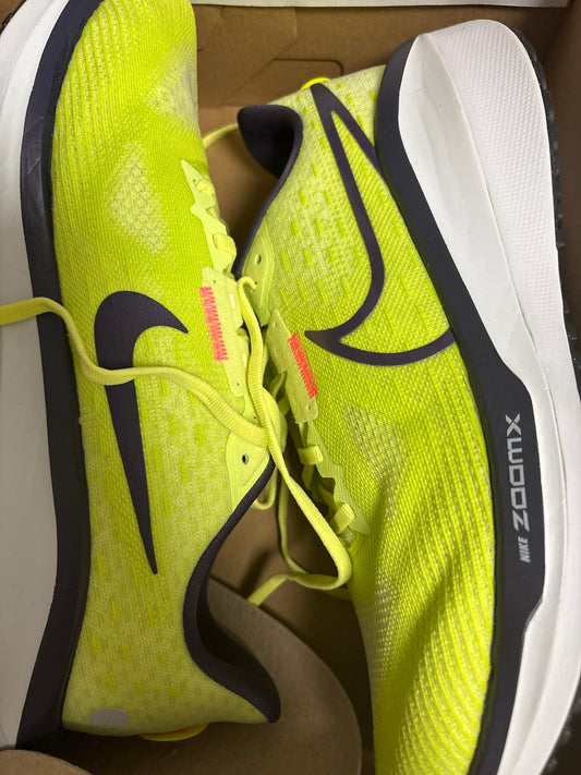 Nike Vomero 17 in gelb/weiss/schwarz, Größe 42,5