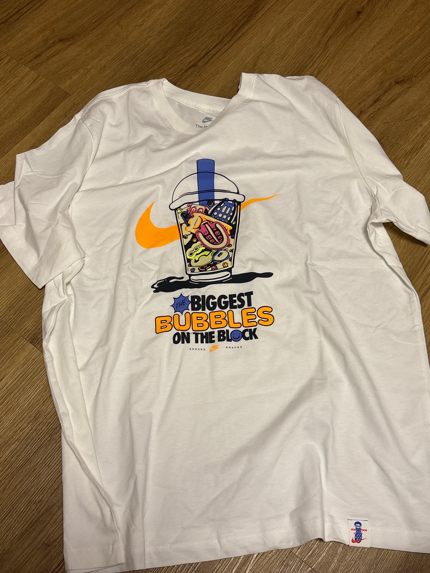 Nike Tshirt in weiß mit bunten Print, Größe XXL