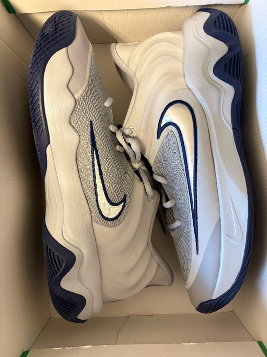 Nike Giannis Immortality 4, in grau/dunkelblau Größe 45