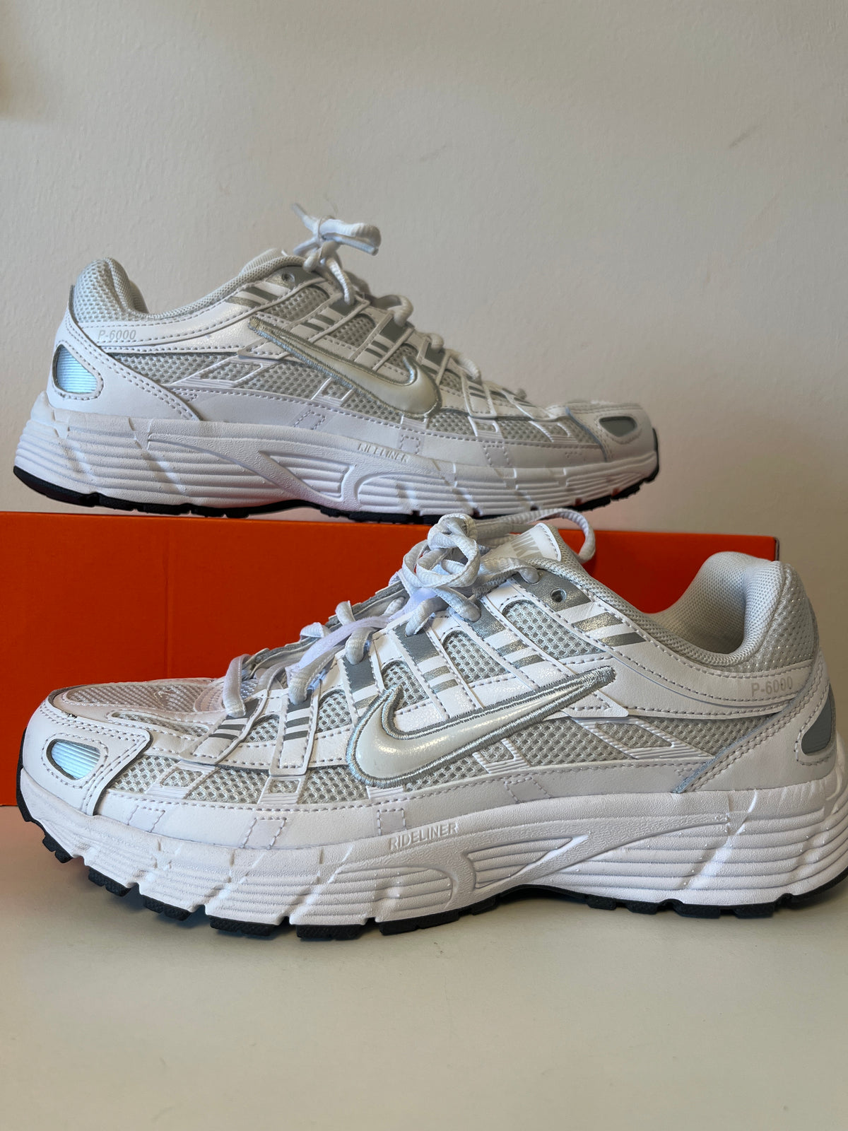 Nike P-6000 in weiß/silber, Größe 39