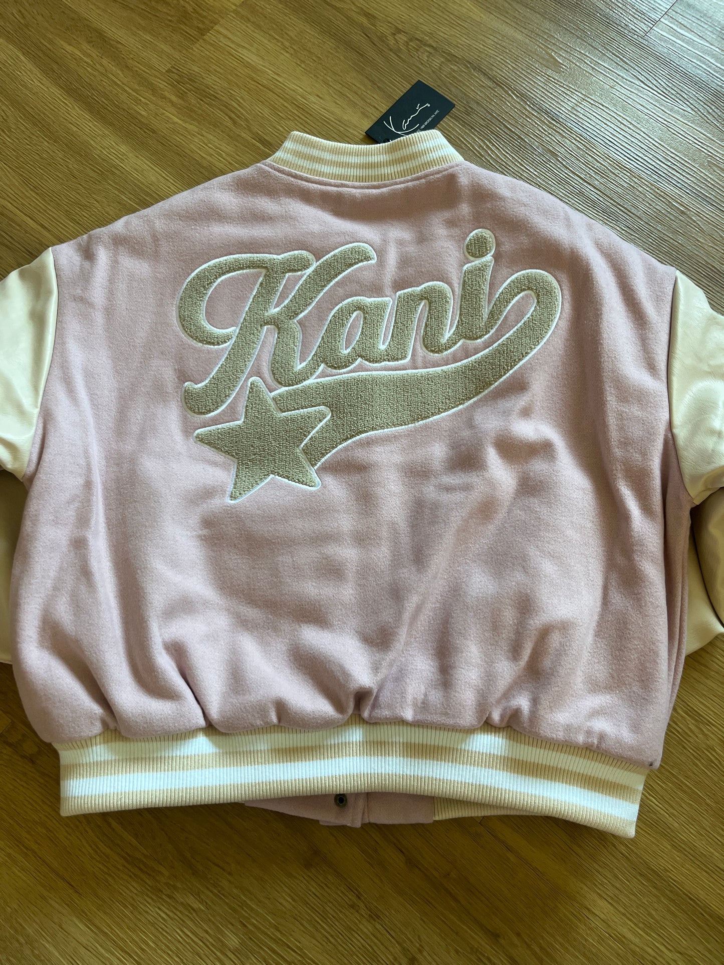 Karl Kani Damen College Jacke in rosa/creme, Größe XS