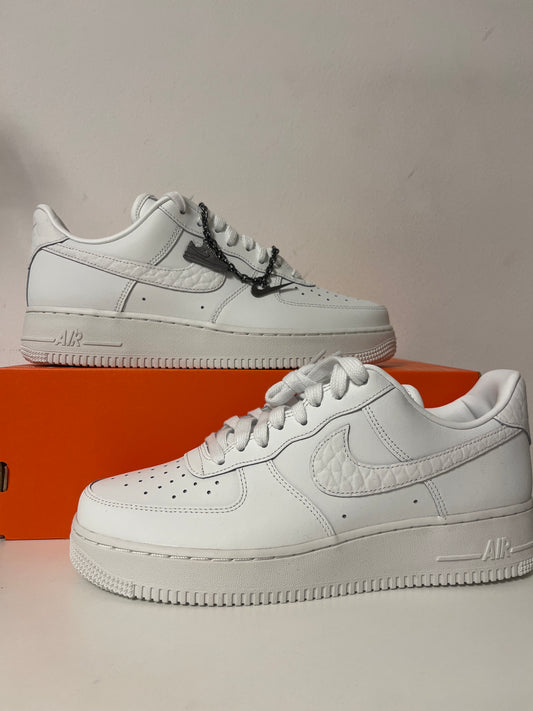 Nike Air Force 1 weiß mit silberner Kette und Muster auf dem Swoosh, Größe wählbar