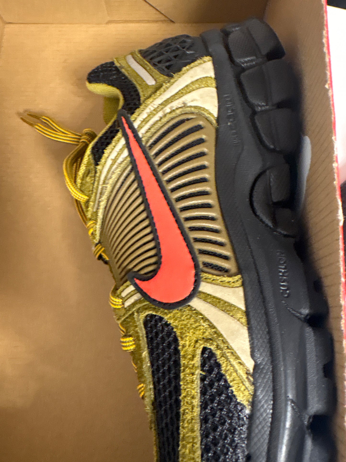Nike Zoom Vomero 5 in schwarz/ocker, Größe 38,5