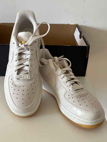 Nike Air Force 1 '07 in creme mit Schlangenmuster, Größe 36,5