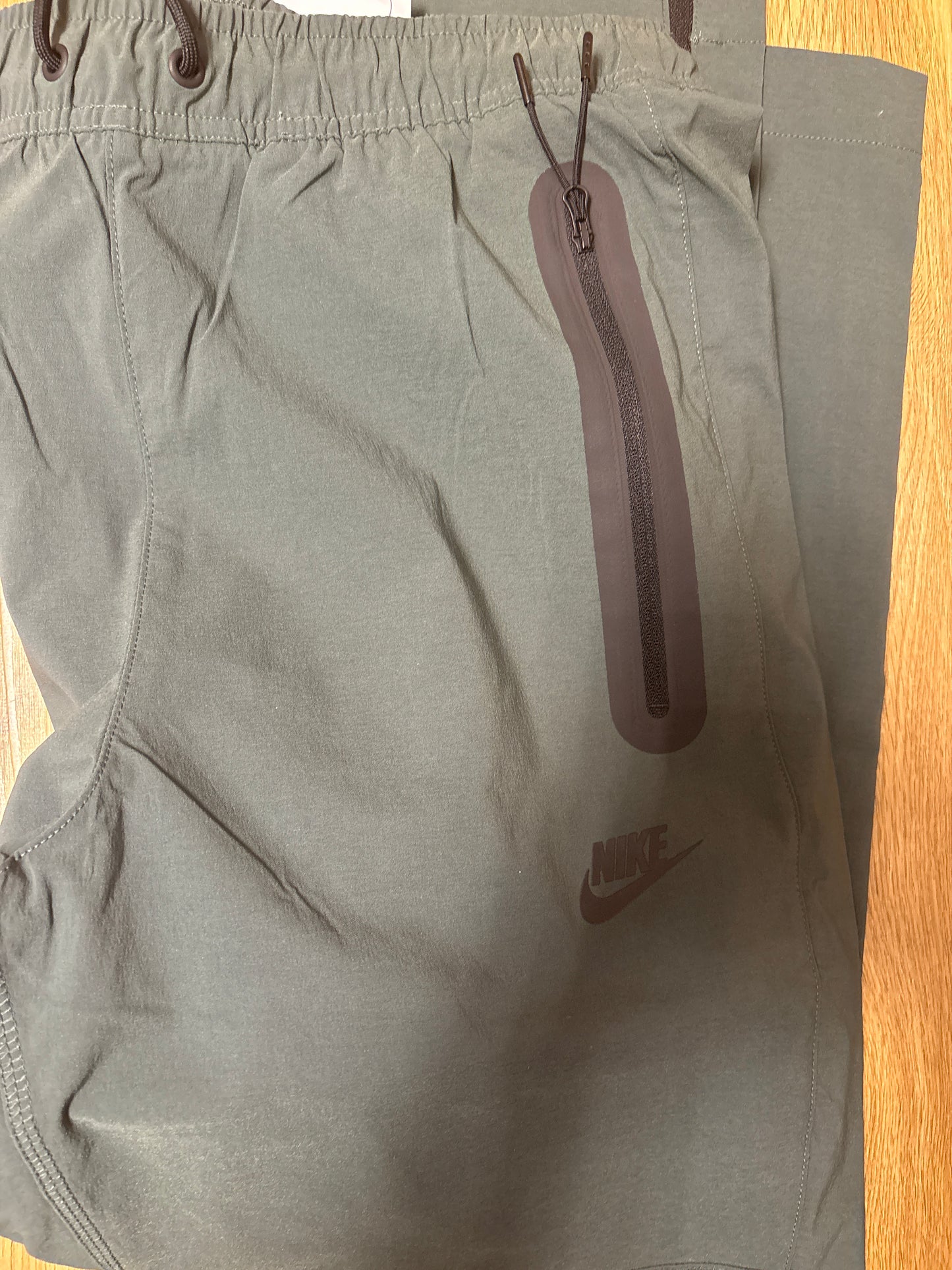 Nike Windbreakerhose in dunkelgrün, Größe M
